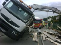 The-flatbed-lorry-that-overturned-at-Mountain-Ash-last-year.jpg
